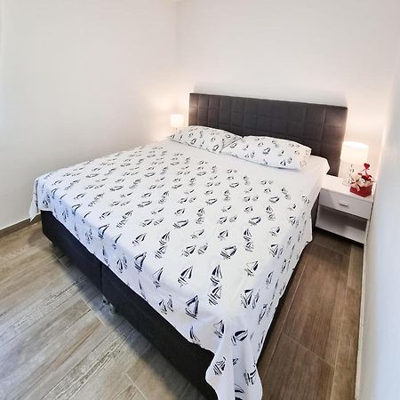 Apartment Ane 2 Tisno Exterior photo